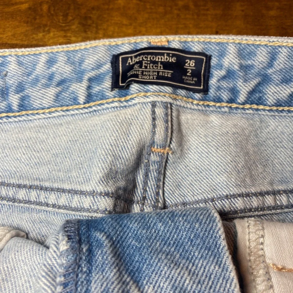 Abercrombie Fitch Mom‎ High Rise Denim Shorts Distressed Frayed Light Wash 26/2